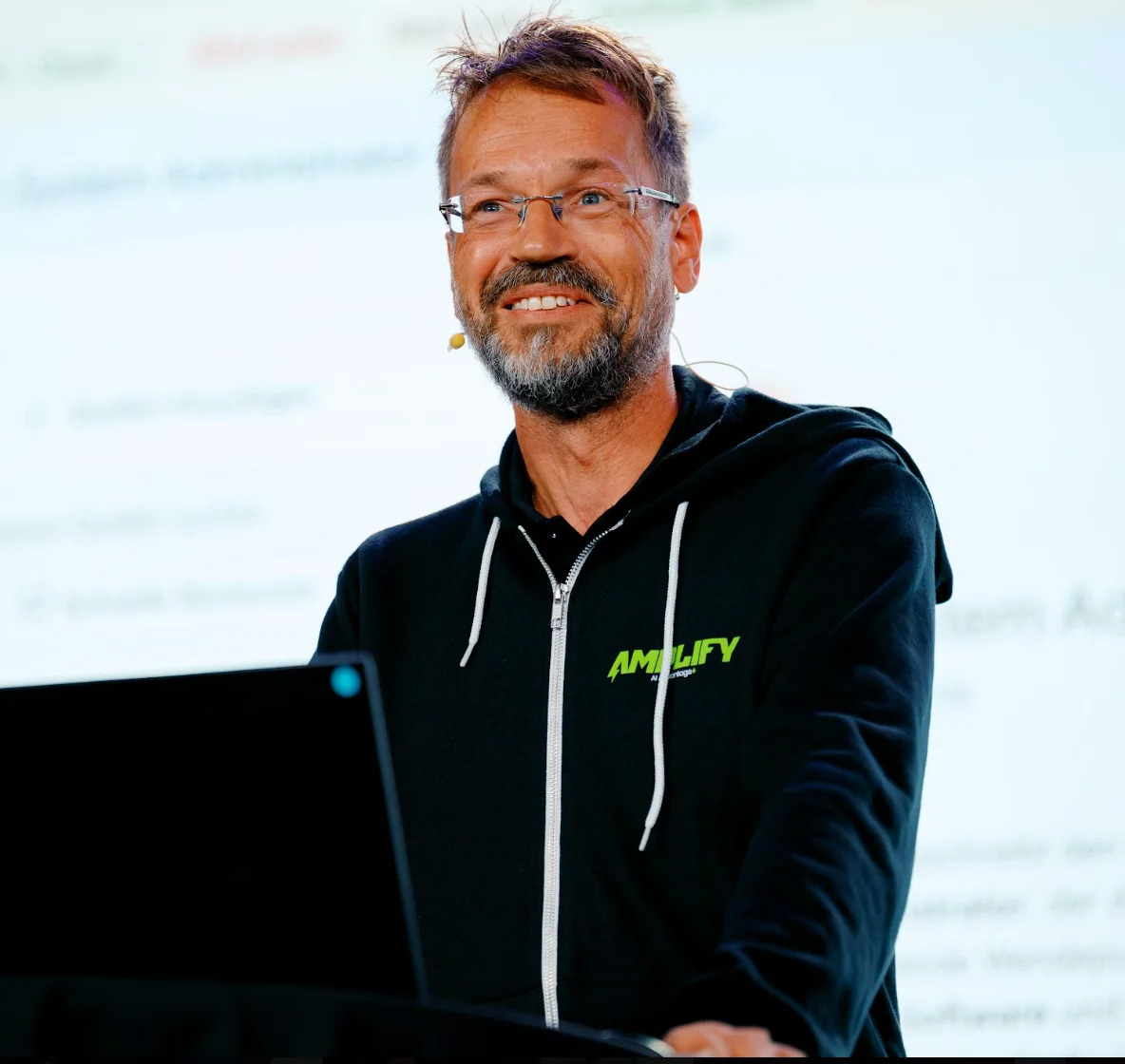 Dirk Wonhöfer als Speaker auf der Bühne bei einem KI-Seminar